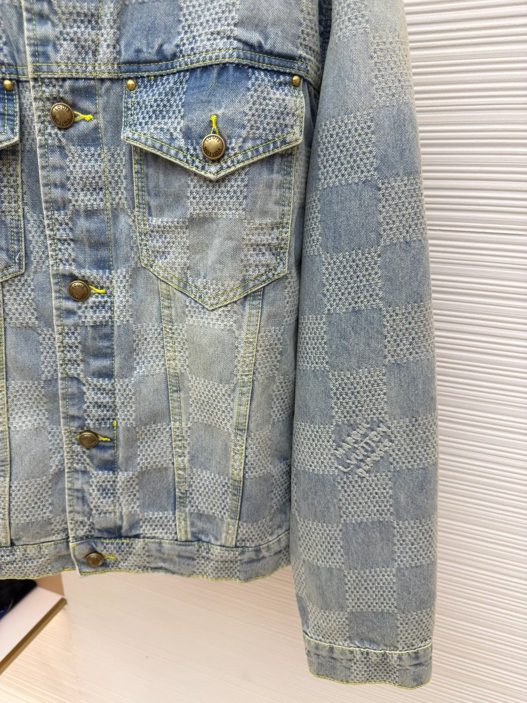 LOUIS VUITTON checkerboard denim jacket ●Authentic product: Purchased and developed for 25600 ●Item number: 1680097-C20 ●Fabric: denim fabric ●Technology: Yarn-dyed jacquard ●Version: Fitted version ●Size: 46-48-50-52 ●Weight: about 1300g ●Description: Both the front and back panels are embroidered with the brand's iconic LOGO, and the front panel is embellished with checkerboard, plus the brand's English embroidery. The back embroidery uses 3D three-dimensional embroidery, with a total stitch count of 23,800. The zipper is electroplated in an aged brass color, and the pull tabs are in an electroplated aged brass color. The overall wiring is straight and delicate, the fabric is comfortable and soft, and the color is consistent without color difference. It can be matched with the same style to create a fashionable look and control various occasions. Customized accessories, complete with three standards, same style for men and women!
